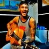 Neymar arrisca algumas notas no violão durante seus momentos de folga