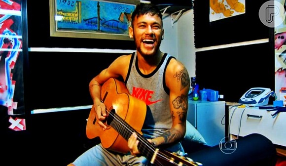 Neymar arrisca algumas notas no violão durante seus momentos de folga