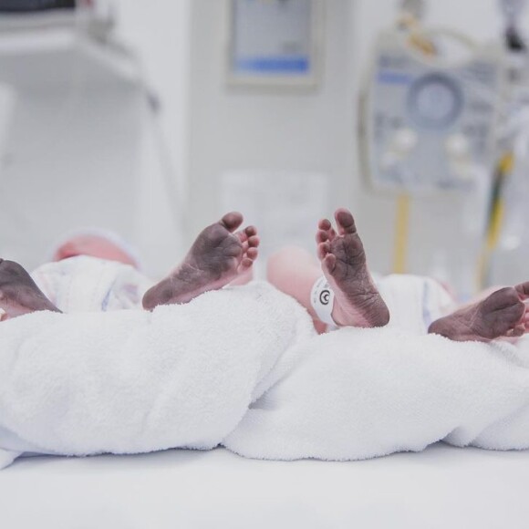 Os pezinhos de Mel e Bento, filhos de Isabella Scherer e Rodrigo Calazans!