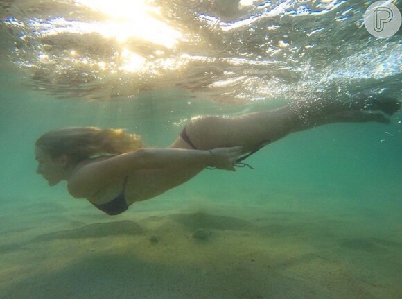Fiorella Mattheis publicou neste domingo, 21 de dezembro de 2014 em seu Instagram uma foto onde aparece de biquíni mergulhando em uma praia do Havaí