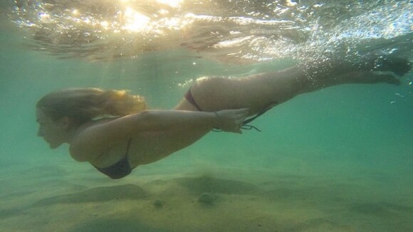 Fiorella Mattheis mergulha de biquíni em viagem com Alexandre Pato para o Havaí