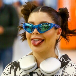 Gkay aposta em look diferentão em aeroporto