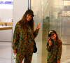 Deborah Secco e Maria Flor combinaram um conjunto estampado de girafas
