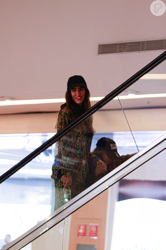 Deborah Secco e Maria Flor foram flagradas em um shopping de luxo no Rio de Janeiro