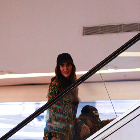 Deborah Secco e Maria Flor foram flagradas em um shopping de luxo no Rio de Janeiro