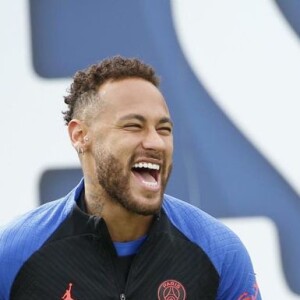 Gigante europeu quer comprar Neymar ainda na janela de transferência