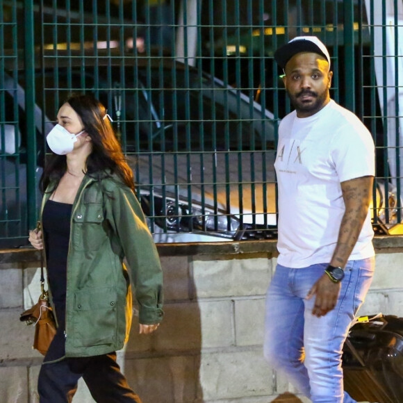 Alessandra Negrini e Arlindinho foram fotografados em julho de 2022 ao deixarem o aeroporto Santos Dumont, no Rio