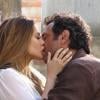 Zyah (Domingos Montagner) e Bianca (Cleo Pires) se beijam em 'Salve Jorge', em 4 de abril de 2013