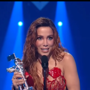 Anitta foi às lágrimas após ser histórica no VMA
 