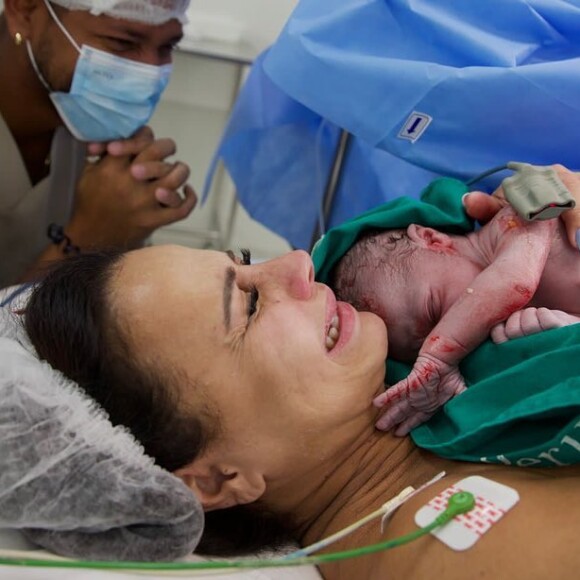 Viviane Araujo e Guilherme Militão surgem emocionados em primeira foto ao lado do filho