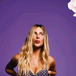 Giovanna Ewbank escolheu o look grifado para apresentar o podcast 'Quem Pode, Pod'