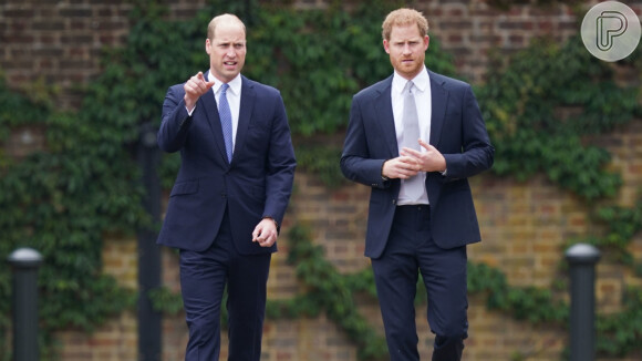 Príncipes William e Harry foram obrigados pelo pai, o agora Rei Charles III, a aparecerem juntos com suas mulheres no portão do Castelo de Windsor