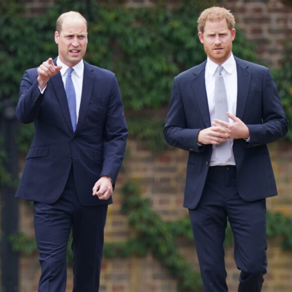 Príncipes William e Harry foram obrigados pelo pai, o agora Rei Charles III, a aparecerem juntos com suas mulheres no portão do Castelo de Windsor