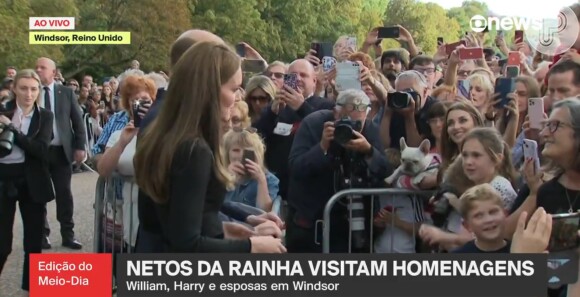 Príncipe William e Kate Middleton conversaram com populares diante do Castelo de Windsor