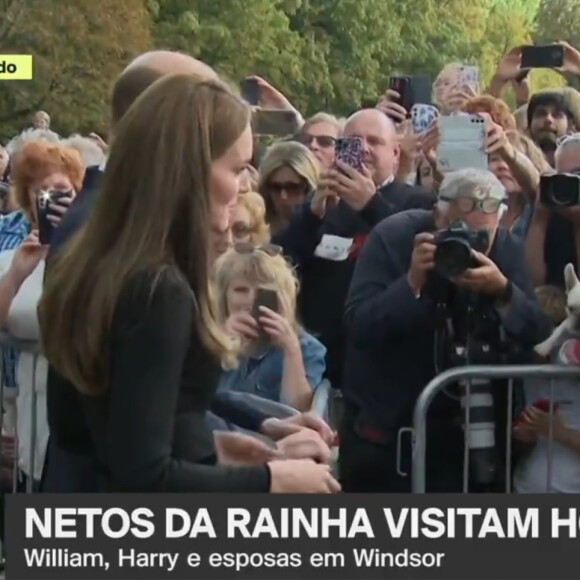 Príncipe William e Kate Middleton conversaram com populares diante do Castelo de Windsor