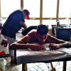 Neymar faz nova tatuagem na panturrilha no estúdio Náutica Tatoo, em Santos, no litoral de São Paulo