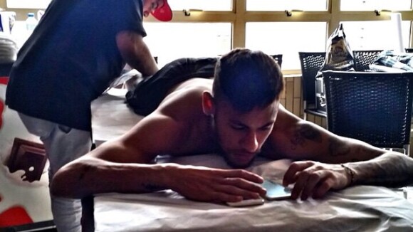 Neymar, que passa festas de final de ano no Brasil, faz nova tatuagem em Santos
