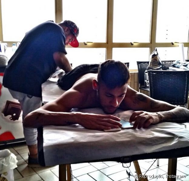 Alison jogador do santos tatuagem nautica tattoo Neymar Que Passa Festas De Final De Ano No Brasil Faz Nova Tatuagem Em Santos Purepeople