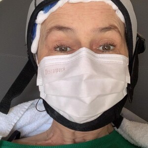 Antes de ser internada, Susana Naspolini postou foto durante uma sessão de quimioterapia