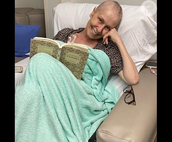 Susana Naspolini posou sorridente em cama de quarto de hospital