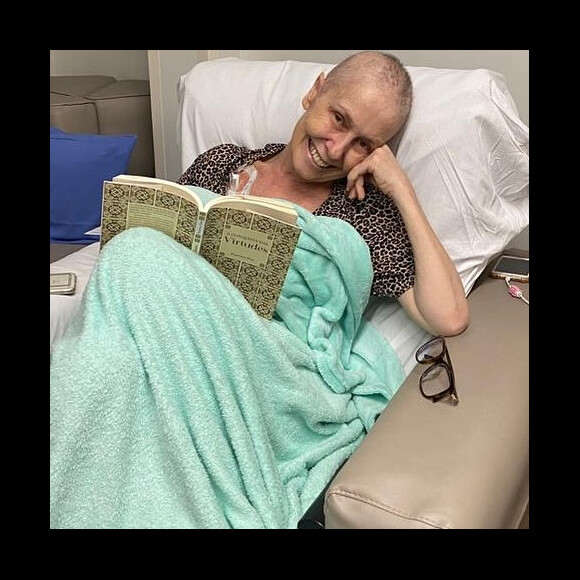 Susana Naspolini posou sorridente em cama de quarto de hospital