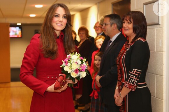 Kate Middleton, duquesa de Cambridge, encontra voluntários e beneficiários da organização Welsh Charitable Rugby Trust, da qual o príncipe William é patrocinador