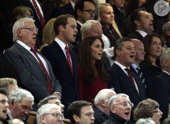 Príncipe William e Kate Middleton, duque e duquesa de Cambridge, visitam o estádio Millennium em 24 de novembro de 2012