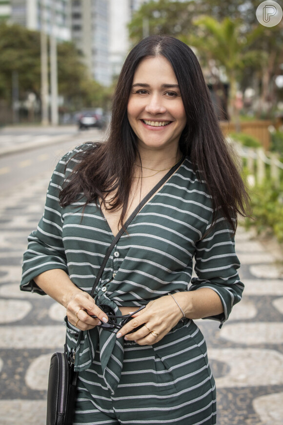 Guida (Alessandra Negrini) é irmã de Leonor (Vanessa Giácomo), mãe de Rudá (Guilherme Cabral) e dona de tipo intenso e espontâneo, na novela 'Travessia'
