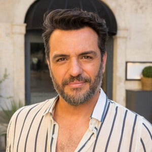 Moretti (Rodrigo Lombardi) namorou Leonor (Vanessa Giácomo) e agora está noivo de Guida (Alessandra Negrini) na novela 'Travessia'