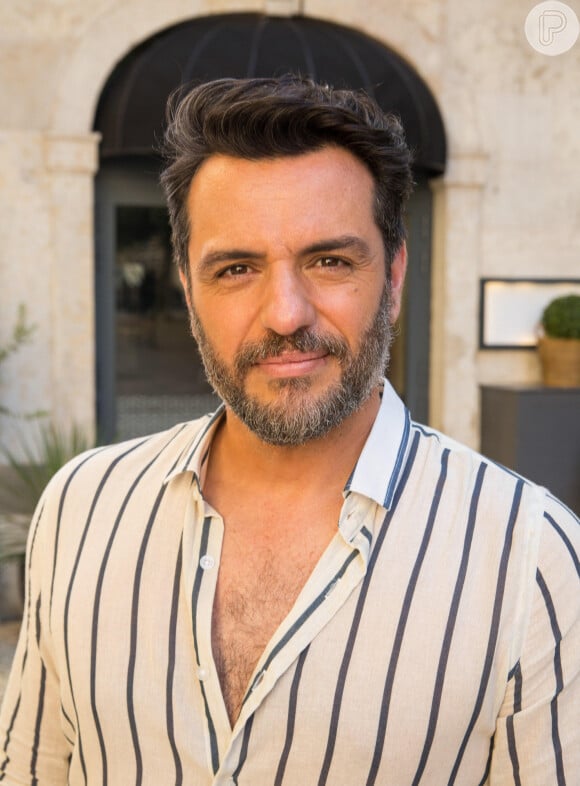 Moretti (Rodrigo Lombardi) namorou Leonor (Vanessa Giácomo) e agora está noivo de Guida (Alessandra Negrini) na novela 'Travessia'