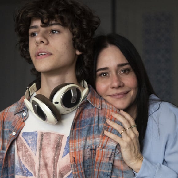 Guida (Alessandra Negrini) não tem boa relação com o filho, Rudá (Guilherme Cabral), na novela 'Travessia'