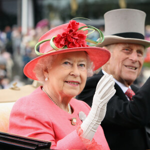 Aliança de casamento de Rainha Elizabeth II com Philip tem uma frase que apenas eles sabem qual é