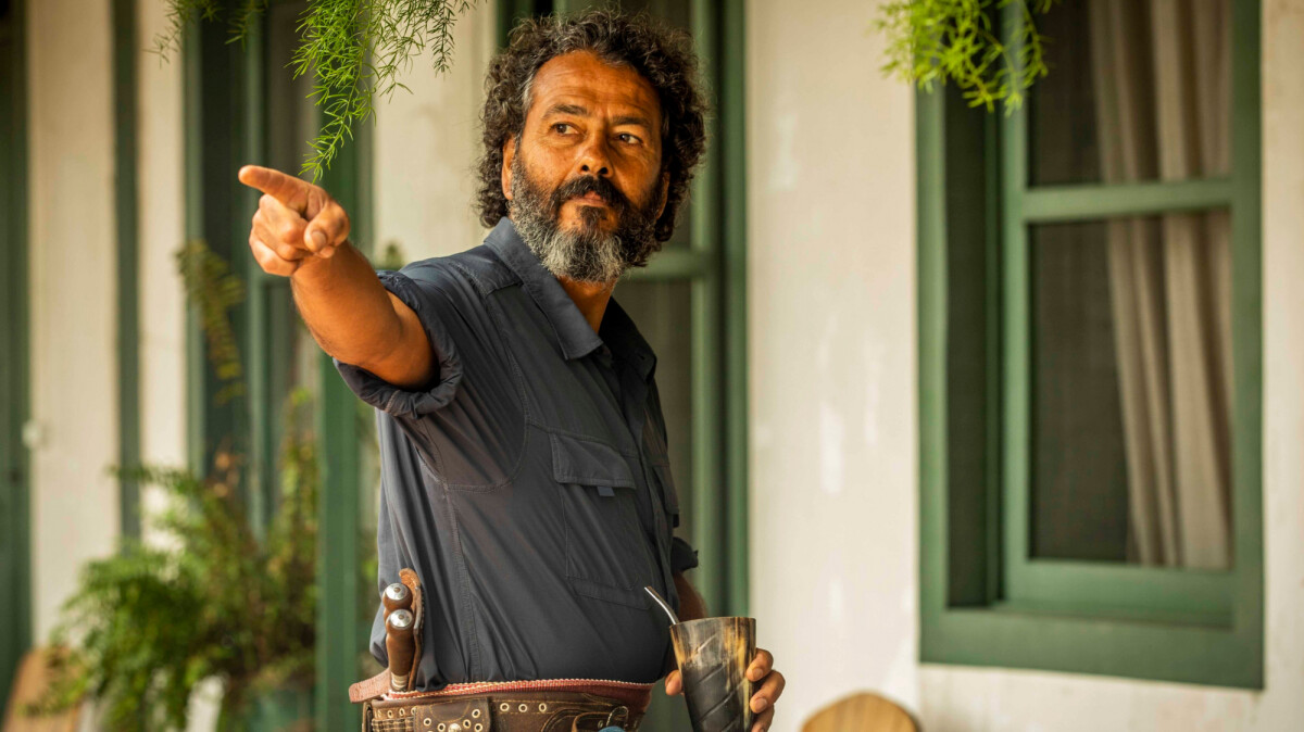 Foto José Leôncio batiza a neta filha de Jove e Juma na reta final da novela Pantanal