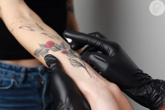 Dessa forma, os cuidados com a tatuagem devem começar logo após sair do estúdio de tatuagem