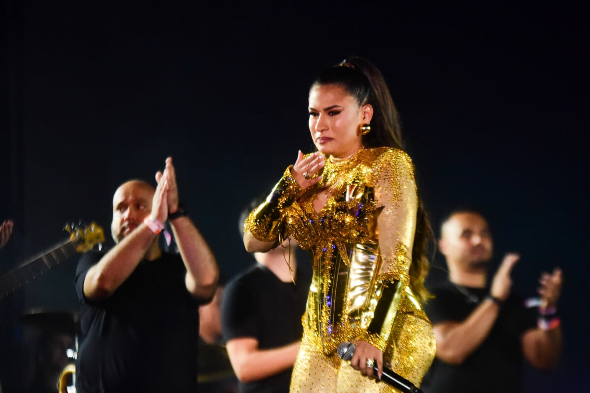 Foto: Simone Mendes chorou ao ser ovacionada pelo público - Purepeople