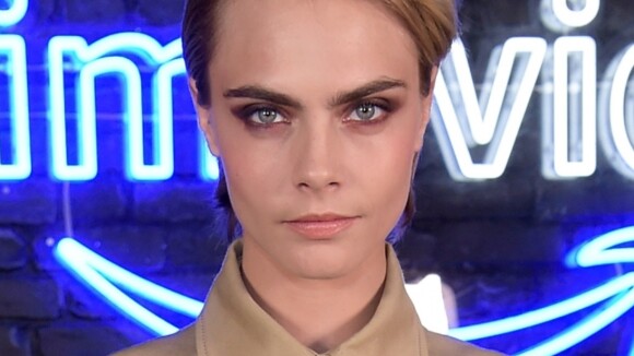 Cara Delevingne: após flagra conturbador em aeroporto, modelo manda recado aos fãs. Confira!