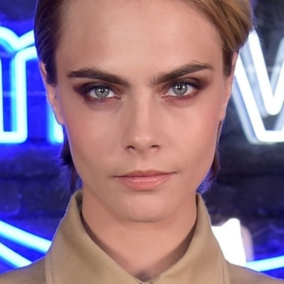 Cara Delevingne se pronuncia pela primeira vez sobre flagra em aeroporto