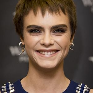 Família de Cara Delevingne planeja internação da modelo