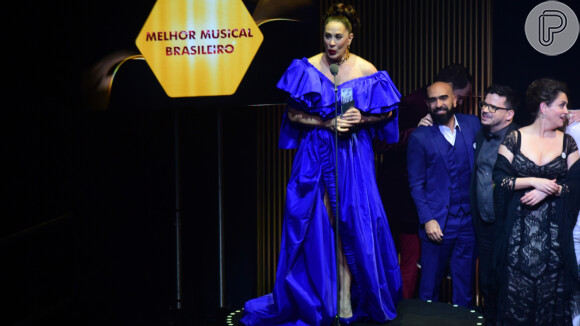 Grávida, Claudia Raia esteve no Prêmio Bibi Ferreira e discursou em vitória de musical