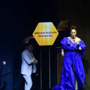 Claudia Raia apostou em um vestido azul para participar do Prêmio Bibi Ferreira