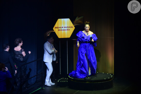 Claudia Raia apostou em um vestido azul para participar do Prêmio Bibi Ferreira