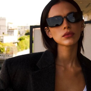 O blazer oversized adicionou estilo ao look de Bruna Marquezine na semana de moda de Milão, na Itália