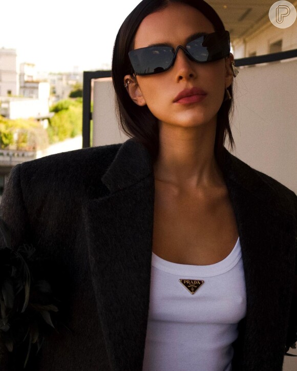 O blazer oversized adicionou estilo ao look de Bruna Marquezine na semana de moda de Milão, na Itália