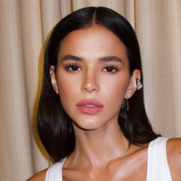 A regata branca usada por Bruna Marquezine tem a logo da Prada perto do busto