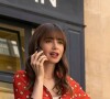 Look de Emily na terceira temporada de 'Emily em Paris' combina calça wide de alfaiataria e poá