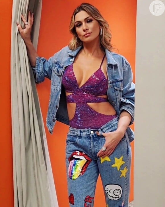 Lívia Andrade investiu em calça jeans com aplicações em paete para programa de TV