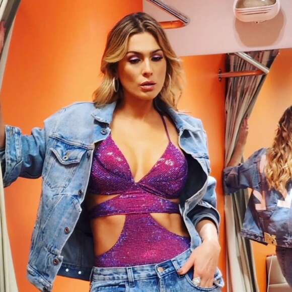 Lívia Andrade usou body todo trabalho no brilho roxo