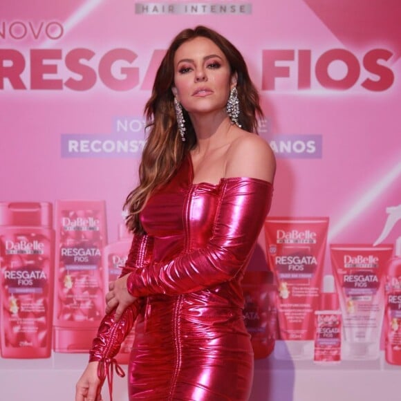 Paolla Oliveira escolheu um vestido curto metalizado com detalhes de amarrações nas extremidades