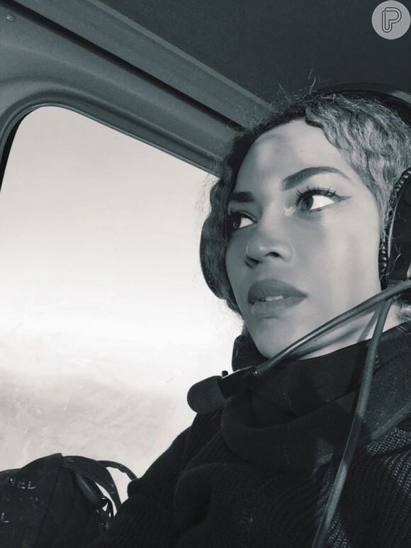 Beyoncé posa elegante em passeio de helicóptero