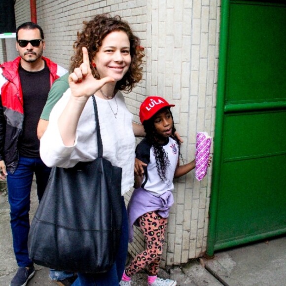 Eleições 2022: Leandra Leal leva a filha em mais uma votação